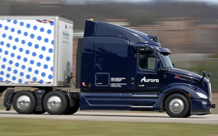 Rolling Solo: The Self-Driving Truck Revolution